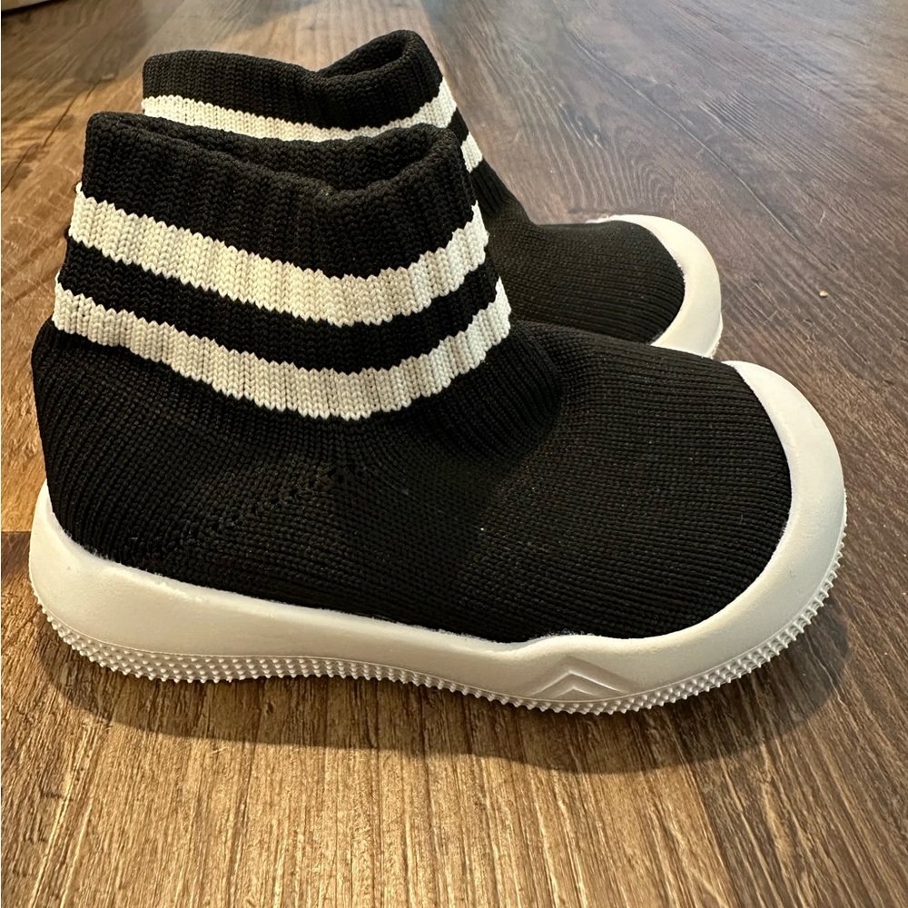 Size 5 never worn high top shoes easy on